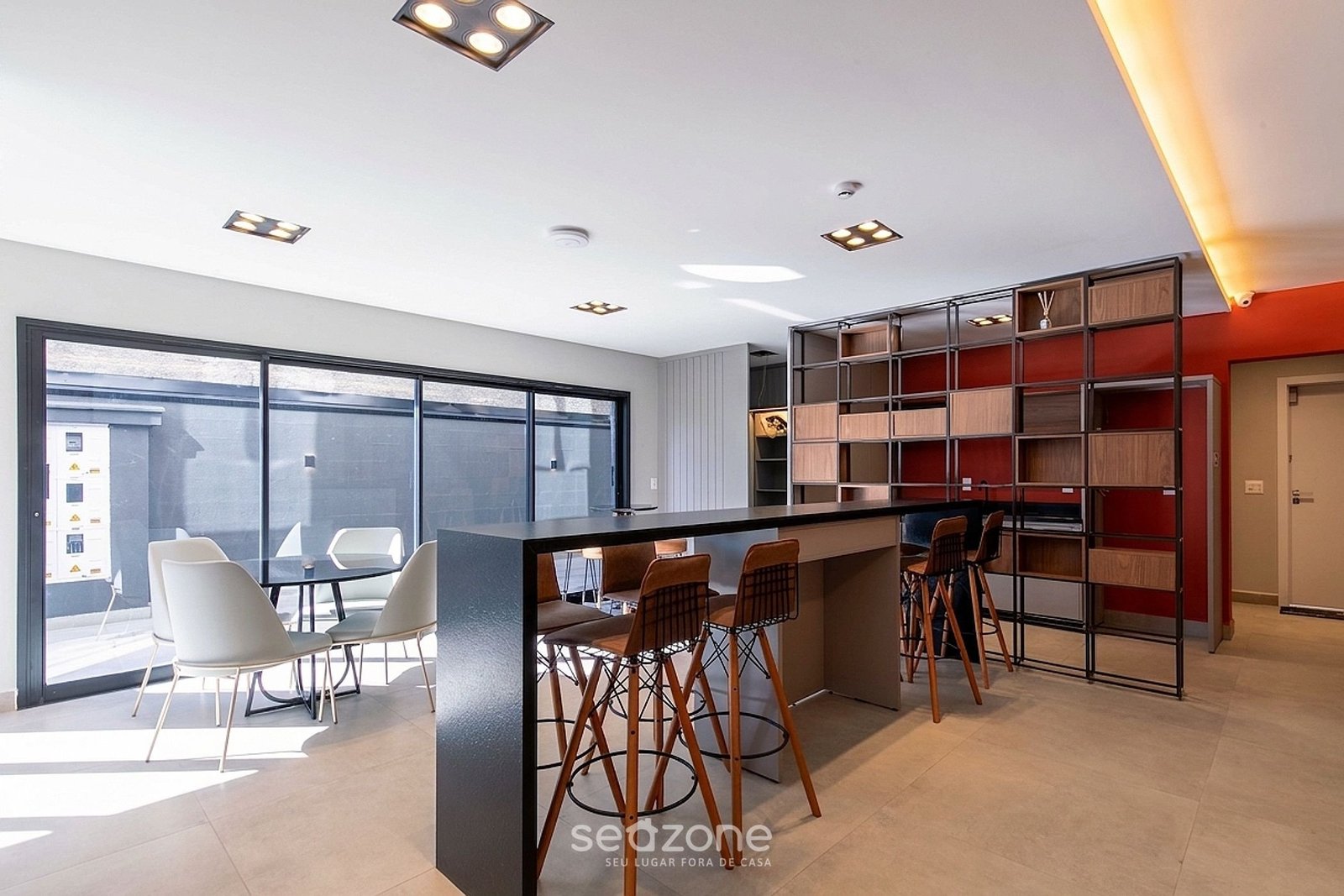 Lounge compartilhado com bancada de bar